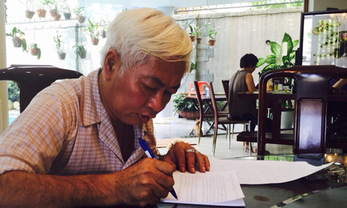 Ông Trần Phương Bình viết thư gửi khách hàng, cổ đông và nhân viên DongA Bank tại nhà riêng sáng nay. Vợ chồng ông Bình cùng các cổ đông gây dựng DongA Bank từ năm 1992, với phương châm 