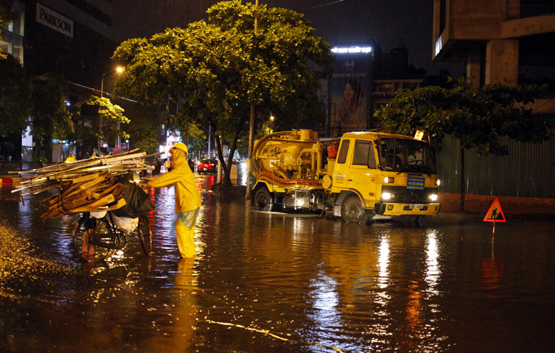 Cơn mưa dông chiều tối 26/8 khiến Hà Nội ngập nặng. (Ảnh: VietNamNet)
