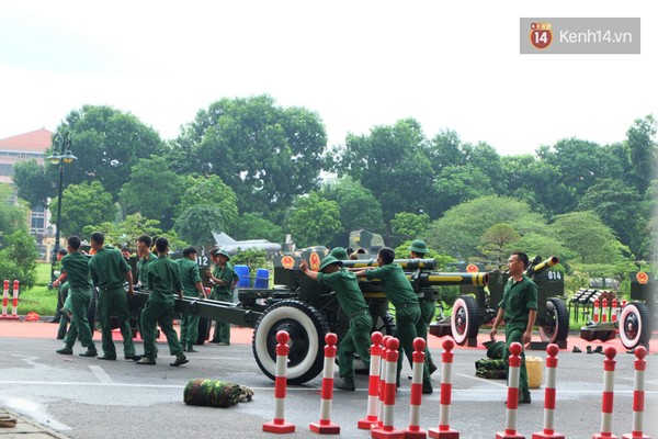 Để kéo được một khẩu đại bác cỡ lớn đòi hỏi phải có gần chục chiến sĩ đẩy, kéo.