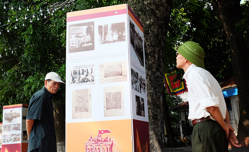 Triển lãm giới thiệu gần 200 bức ảnh về Hà Nội những ngày chuẩn bị Tổng khởi nghĩa cho đến cuối năm 1946.