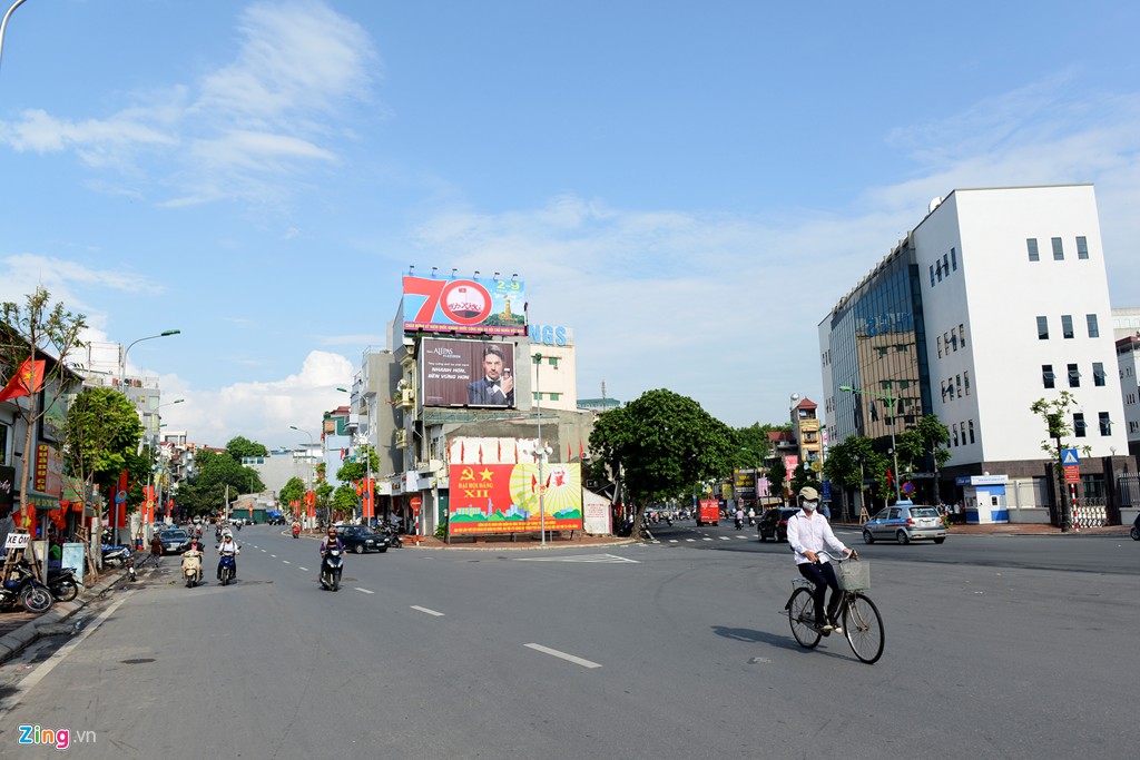 Công nhân Công ty Môi trường đô thị Hà Nội chăm sóc hoa phục vụ xuyên suốt dịp kỷ niệm.