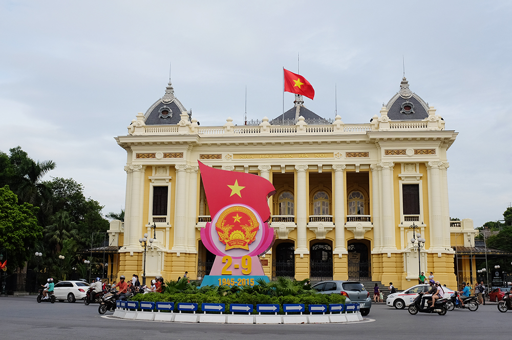 Vòng xoay phía trước Nhà hát lớn Hà Nội được trang trí chào mừng ngày Quốc khánh 2/9.