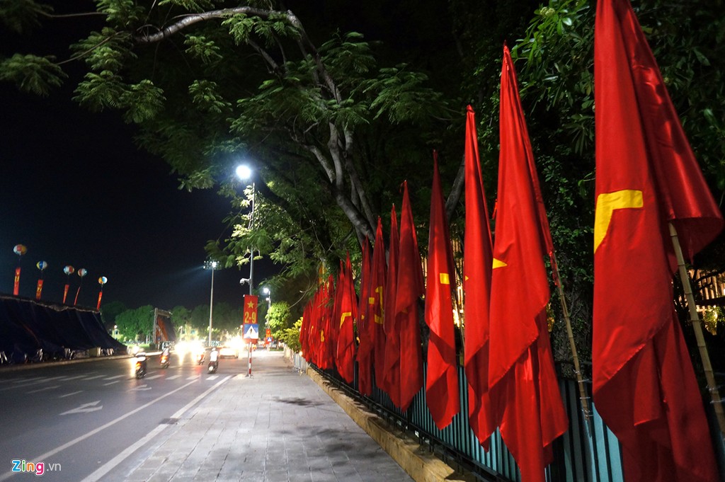 Hàng trăm lá cờ được cắm dọc hai bên đường đi tại đường Độc Lập, Hoàng Văn Thụ...