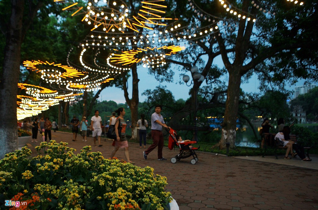 ại khu vực hồ Hoàn Kiếm, những dàn đèn trang trí cũng đã tỏa sáng khắp nơi.