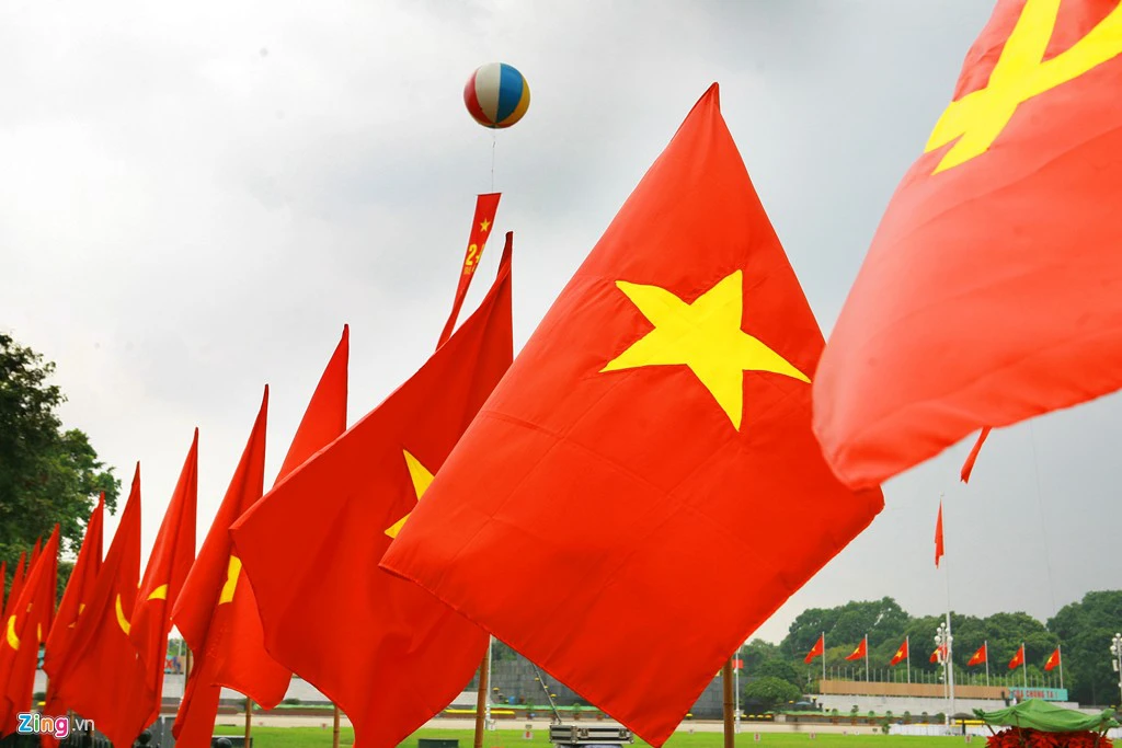 Hàng trăm lá cờ tung bay quanh Quảng trường Ba Đình và Lăng Chủ tịch Hồ Chí Minh.