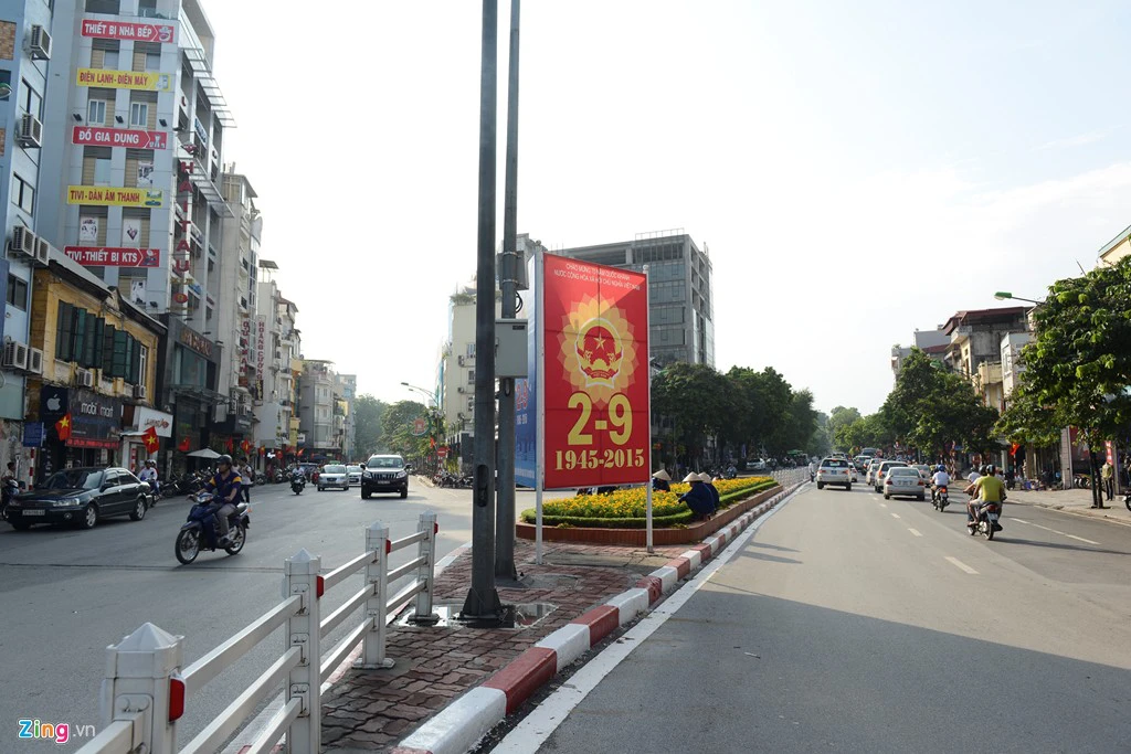 Toà nhà UBND Thành phố Hà Nội cũng được gắn băng rôn khẩu hiệu chào mừng kỷ niệm Cách mạng Tháng 8 và Quốc khánh mùng 2/9.