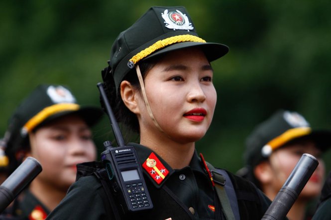 Nữ chiến sĩ cảnh sát cơ động xinh đẹp trong buổi lễ - Ảnh: Nam Trần