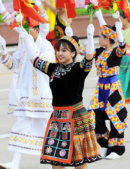 Thiếu nữ duyên dáng trong trang phục người Mông.