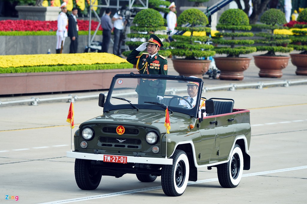 Trung tướng Võ Văn Tuấn - Phó Tổng tham mưu trưởng Quân đội Nhân dân Việt Nam trên xe chỉ huy.