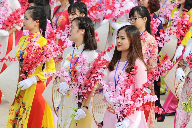 Khối phụ nữ diễu hành qua lễ đài.