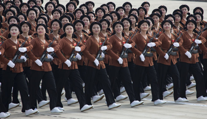 Các nữ du kích tươi tắn trong những chiếc áo nâu - Ảnh: Việt Dũng