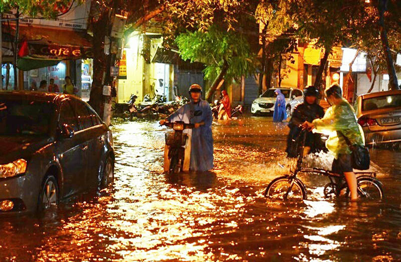 Mưa rào và dông ở khu vực Hà Nội khả năng dẫn đến ngập lụt trên một số tuyến phố trũng. (Ảnh minh họa: VietNamNet)