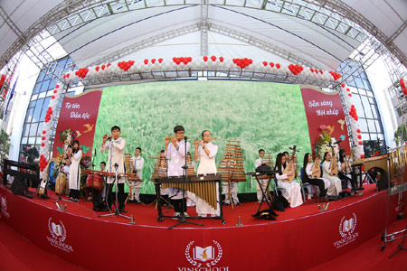 Học sinh Vinschool trong tiết mục hòa tấu nhạc cụ dân tộc trên sân khấu.