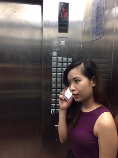 Chị Phạm Thị Ngọc Liên đã liên lạc bình thường trong thang máy sau khi sự cố sóng yếu được nhà mạng Viettel khắc phục. (ảnh chụp sáng ngày 5/6) Ảnh: Mai Phương.