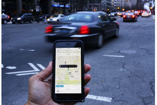 Taxi Uber kết nối khách hàng với tài xế qua một ứng dụng  trên điện thoại thông minh. Ảnh: Thestar.