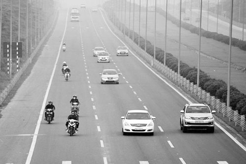 Đi xe mô tô, xe gắn máy đi vào đường cao tốc sẽ bị phạt tiền từ 2-4 triệu đồng.