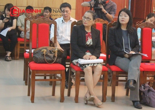 Bà Ritsu Nacken (bên phải) hoạt động tích cực về vấn đề sân số và kế hoạch hóa gia đình tại Việt Nam và nhiều nước trên thế giới.