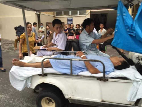 Các nạn nhân vụ sập nhà cấp cứu tại bệnh viện Việt Đức. Ảnh: Thanh Hà.