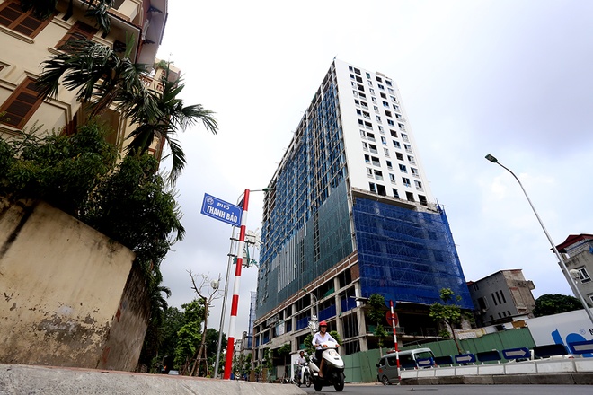 Tòa nhà số 8B Lê Trực nhìn từ hướng đường Kim Mã, Trần Phú cơ bản hoàn thiện. Theo chủ đầu tư, 5 tầng dành cho trung tâm thương mại, 12 tầng văn phòng cho thuê và khối căn hộ cao cấp.