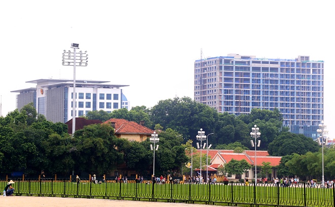 Tòa nhà 8B Lê Trực nhìn từ quảng trường Độc Lập vượt so với chiều cao 9 tầng của tòa nhà Văn phòng Quốc hội tại số 22 đường Hùng Vương.