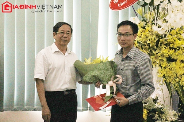 Tiến sĩ Nguyễn Bá Thủy - Chủ tịch Hội KHHGĐ Việt Nam trao quyết định bổ nhiệm Phó Tổng biên tập cho ông Phạm Nguyễn Toan.