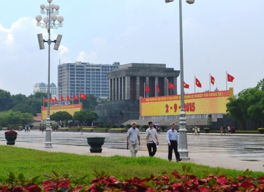 Tòa nhà 8B Lê Trực (Hà Nội) nhìn từ khu vực Lăng Chủ tịch Hồ Chí Minh - Ảnh: Nguyễn Hưởng.