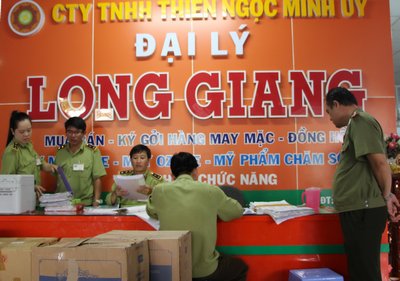 Kiểm tra cơ sở bán hàng đa cấp Long Giang.