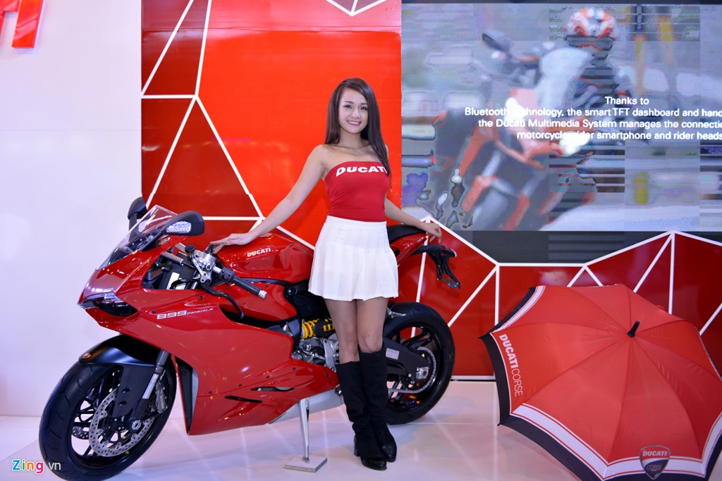 Tại một khu vực khác của triển lãm, hãng xe máy Ducati trưng bày các dòng môtô phân khối lớn mới nhất của mình, bên cạnh những cô người mẫu trẻ trung, cá tính.