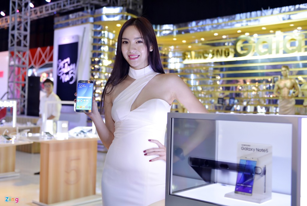 Vietnam International Motor Show 2015 còn có một số gian hàng của các hãng công nghệ và sản phẩm phụ trợ. Trong hình là người đẹp của một thương hiệu điện thoại. Triển lãm sẽ diễn ra từ 9/10 đến 13/10 tại Trung tâm triển lãm Giảng Võ, Hà Nội.