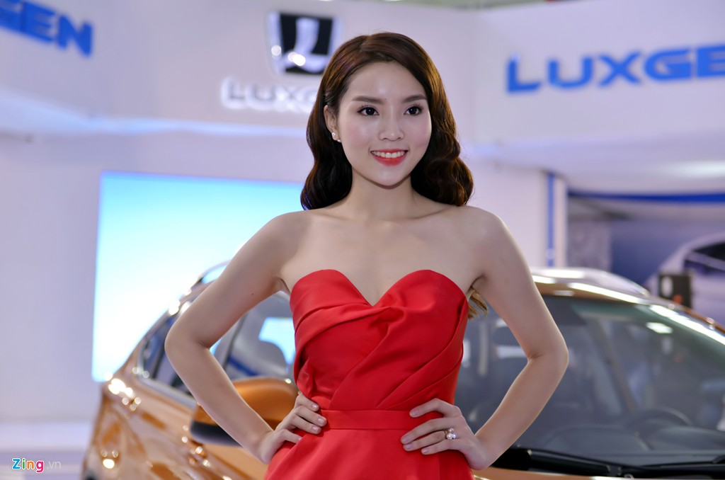 Trong khi đó, hãng xe Đài Loan Luxgen gây ngạc nhiên lớn với khách tham quan nhờ sự xuất hiện của Hoa hậu Việt Nam 2014 Kỳ Duyên trên sân khấu.
