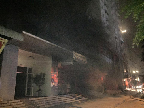 Ngọn lửa, kèm khói lớn bất ngờ bùng lên ở tầng hầm tòa nhà CT4A, chung cư Xa La, quận Hà Đông, Hà Nội.
