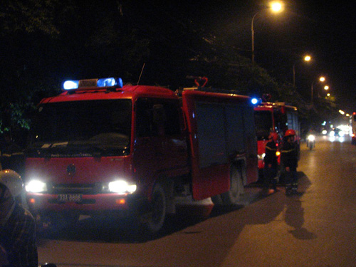 Sau ít phút nhận được tin cháy, 2 xe chữa cháy được điều tới hiện trường.