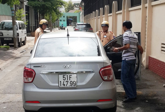 Lực lượng chức năng phát hiện xe Grab taxi tại đường số 10, phường 11, quận 6 (TP. HCM)