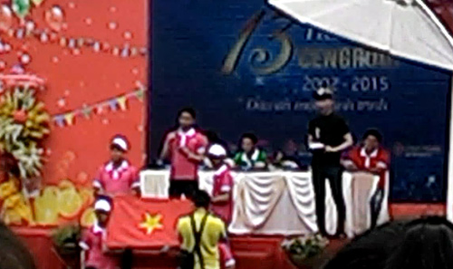Ông Trần Minh Long - Tổng giám đốc phía Nam hệ thống siêu thị dự án bất động sản STDA (người đứng, bên trái) lĩnh xướng 500 nhân viên hát bài 