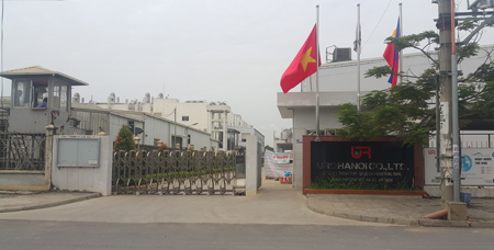 Công ty TNHH URC Hà Nội chưa được Ban quản lý các khu công nghiệp và chế xuất Hà Nội cấp giấy phép xây dựng vì đã xây dựng nhà xưởng và các công trình phụ trợ của dự án trên các lô đất dùng cho xây dựng kho tàng và bãi tập kết rác thải chung của khu công nghiệp.