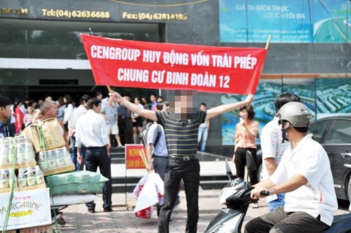 Khách hàng tới trước trụ sở chính của CEN Group để biểu tình đòi chủ đầu tư trả lại tiền. Ảnh: Giáo dục Việt Nam.