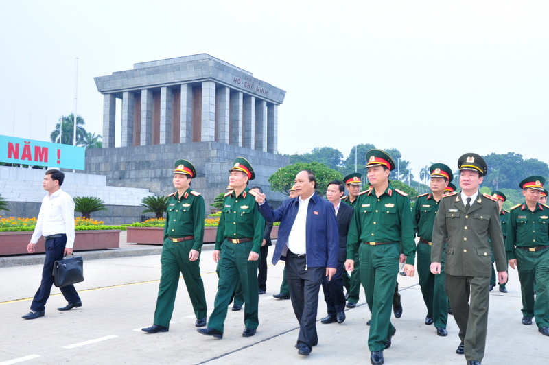 Phó Thủ tướng Chính phủ Nguyễn Xuân Phúc cùng Đoàn trực tiếp kiểm tra
 tại Công trình Lăng và khu vực Quảng trường Ba Đình.