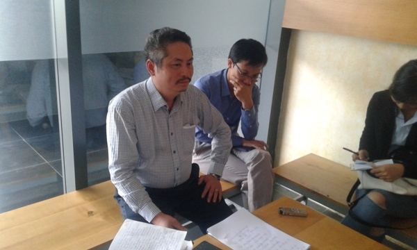 Ông Bùi Thành Hưng - Trưởng ban quản trị tòa nhà Raibow trao đổi với phóng viên (Ảnh: Phan Chính)