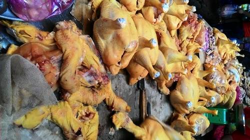Chất Vàng-ô được trộn trong thức ăn chăn nuôi để tạo màu vàng cho thịt gà trong thời gian vỗ béo gà (Ảnh minh họa)