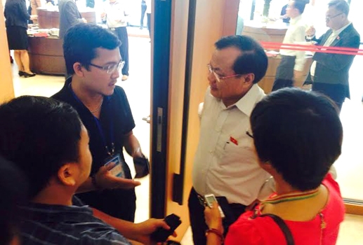 Ông Phạm Quang Nghị trả lời các phóng viên.