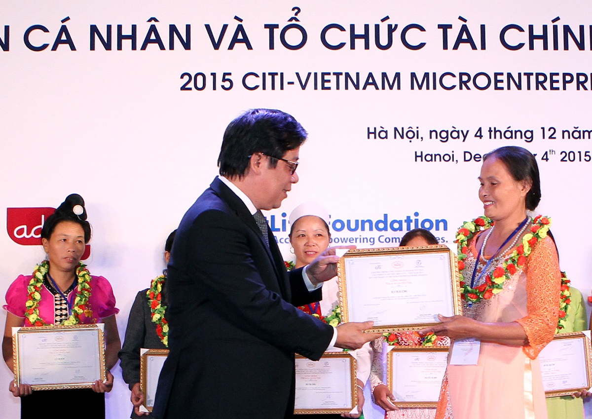 Ông Nguyễn Kim Anh, Phó thống đốc Ngân hàng Nhà nước Việt Nam trao phần thưởng tặng các cá nhân tiêu biểu.