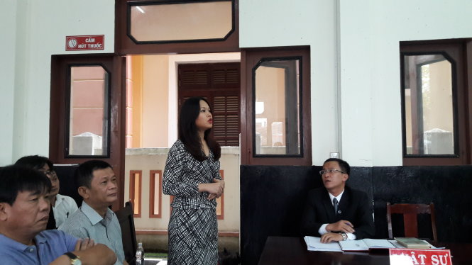 Bà Trần Ngọc Bích, giám đốc Công ty Tân Hiệp Phát, đại diện bị hại đã có mặt trực tiếp tham gia phiên tòa. Ảnh: Hoàng Điệp