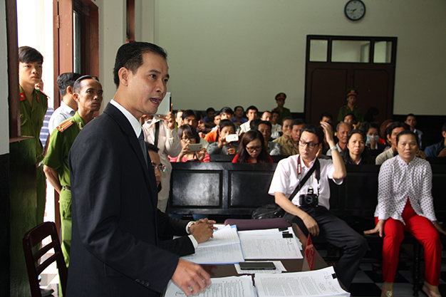 Luật sư Nguyễn Tấn Thi bào chữa cho bị cáo Minh.
