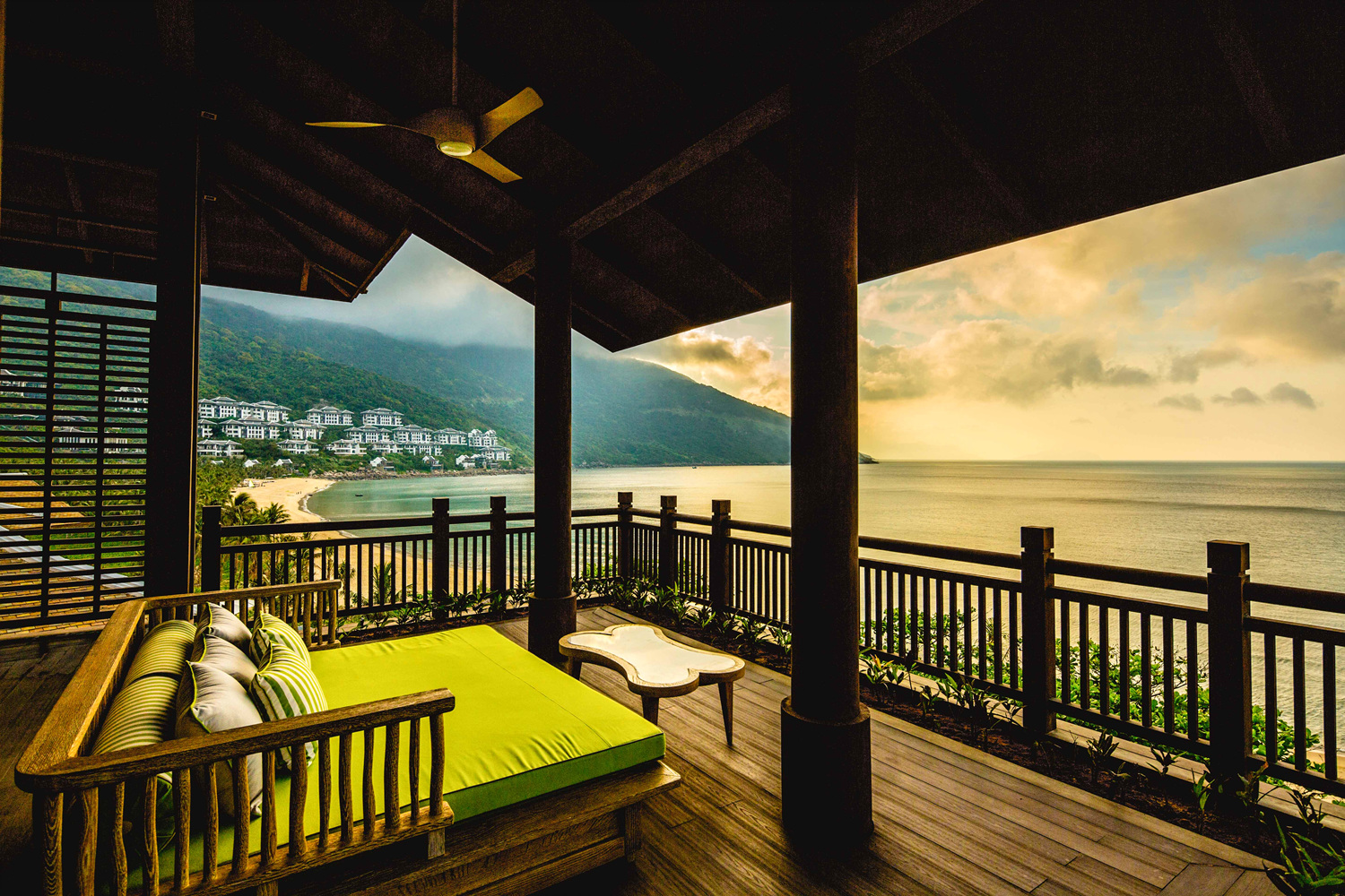 InterContinental Danang Sun Peninsula Resort có 197 phòng, tất cả đều hướng biển, cửa rộng và thoáng hết cỡ để giao hòa với không gian khoáng đạt của thiên nhiên.