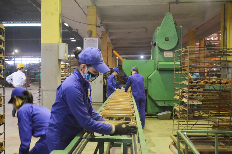 Sản xuất gạch ngói tại Công ty CP Viglacera Hạ Long.