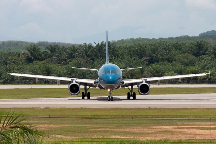 A321 là một phiên bản thay đổi kéo dài của dòng A320. Tốc độ của máy bay đạt 877 km/giờ ở độ cao 10.668m.
