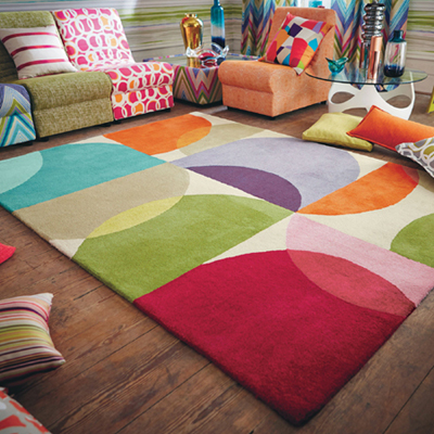 Những tấm thảm màu sắc cùng tone với gối tựa lưng tạo nên sự đồng điệu cho căn phòng.