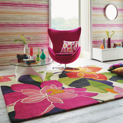 Tấm thảm hoa lá màu sắc kết hợp ăn ý với giấy dán tường màu sắc.