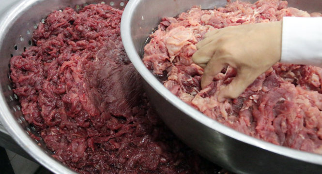 Thịt heo (bên phải) ngâm hóa chất thành thịt bò (bên trái) - Ảnh: Tiến Long.