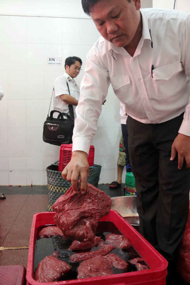 Thịt heo được ngâm dung dịch hóa chất và huyết bò - Ảnh: Tiến Long